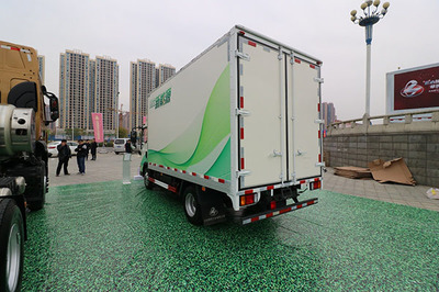 新能源時代，看我的！乘龍L2 EV輕卡躍市而來，引領城市配送新變革